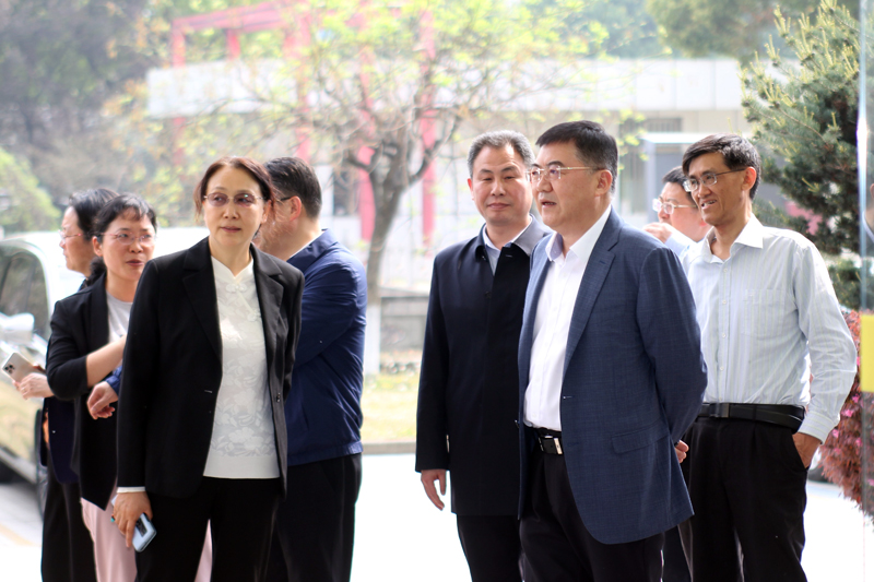 【镇江市政协副主席吴彤到吉贝尔药业开展“加强新污染物治理”主题调研】的配图