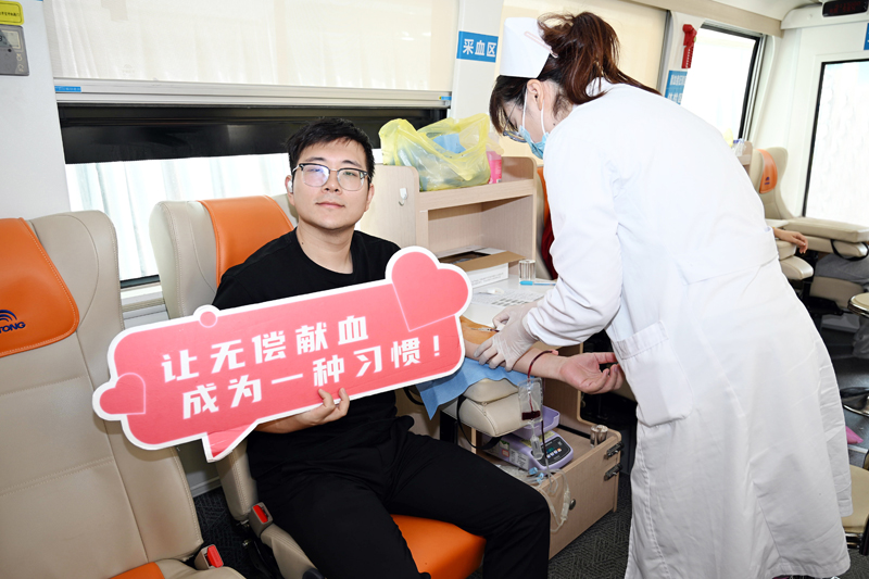 【吉贝尔药业党员干部职工积极参加无偿献血公益活动】的配图